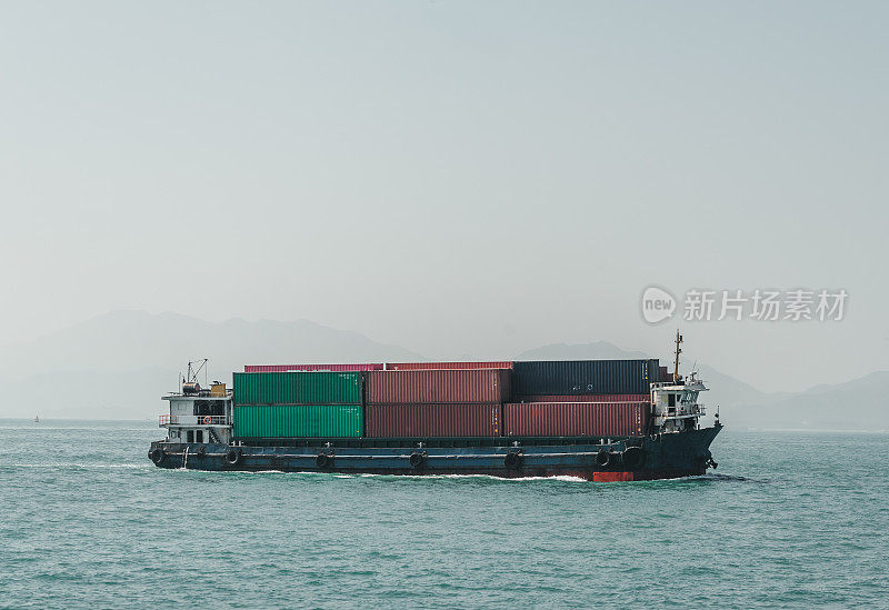 海岸线上的集装箱货船