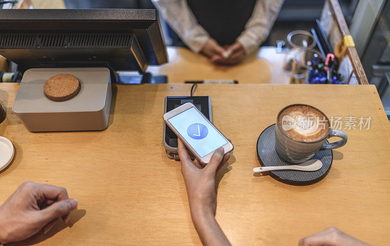 裁剪图像的女人做非接触式支付