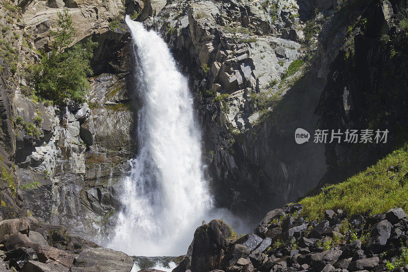 阿勒泰山脉的瀑布。美丽的自然景观。受欢迎的旅游distination。