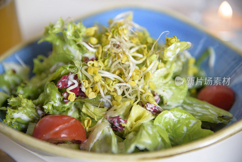 新鲜的豆芽沙拉，
红辣椒，生菜和番茄