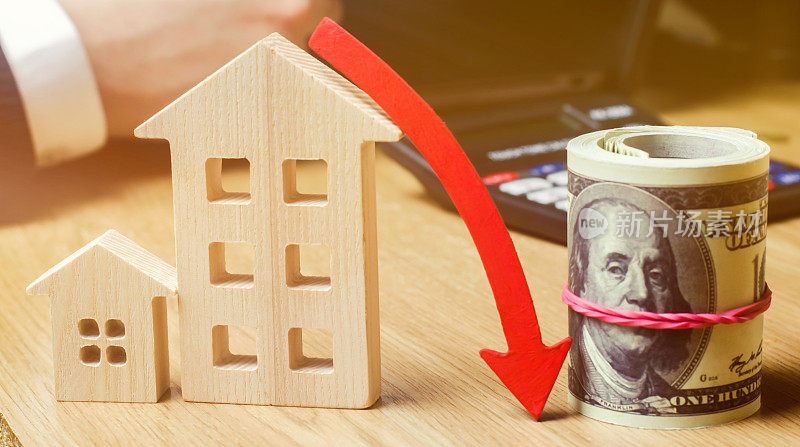 房地产市场下跌的概念。降低抵押贷款的利息。房价和公寓的下跌。抵押贷款利率低。住房需求减少。有选择性的重点
