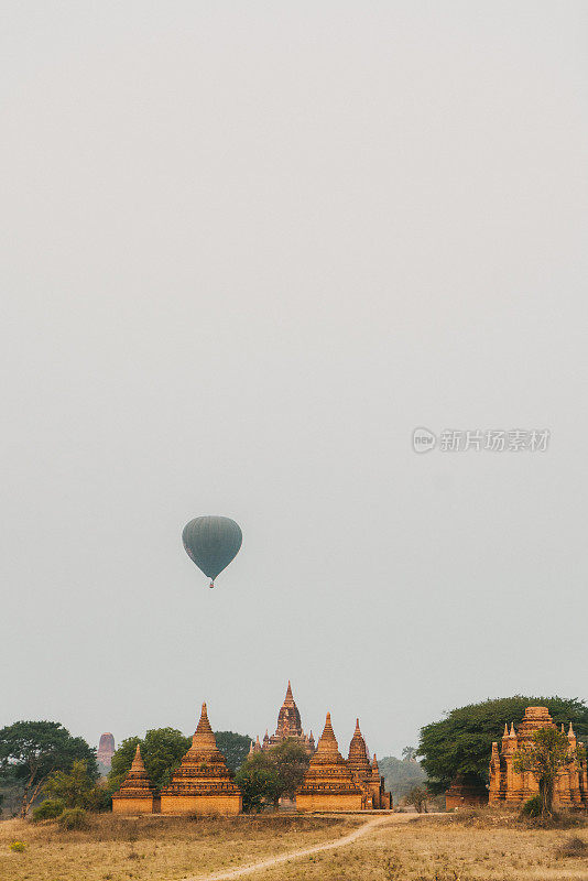 蒲干遗址上空热气球的风景