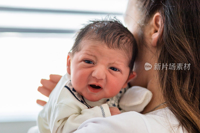 刚出生的宝宝看起来很惊讶