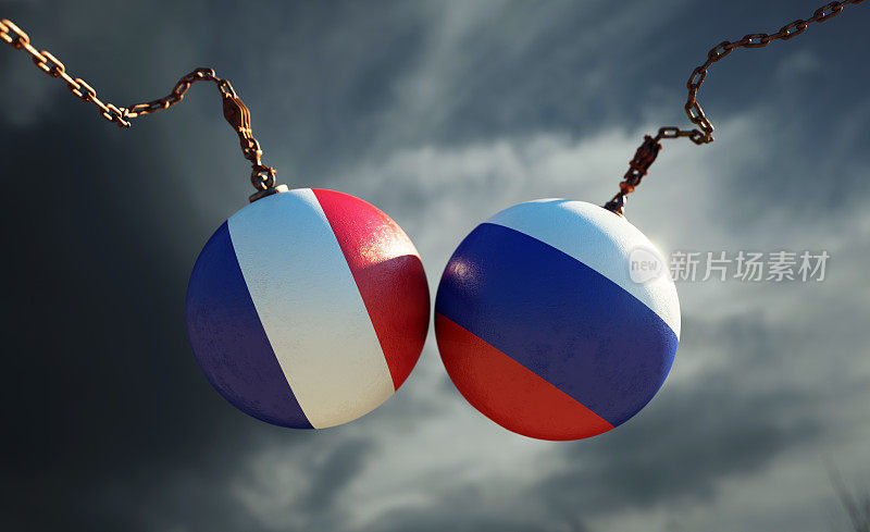 破坏球纹理与法国和俄罗斯国旗在黑暗的暴风雨的天空