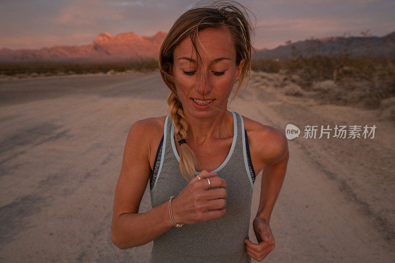 爱运动的年轻女子户外慢跑，有越野跑经验。人们对身体的意识和健康的生活方式的观念。