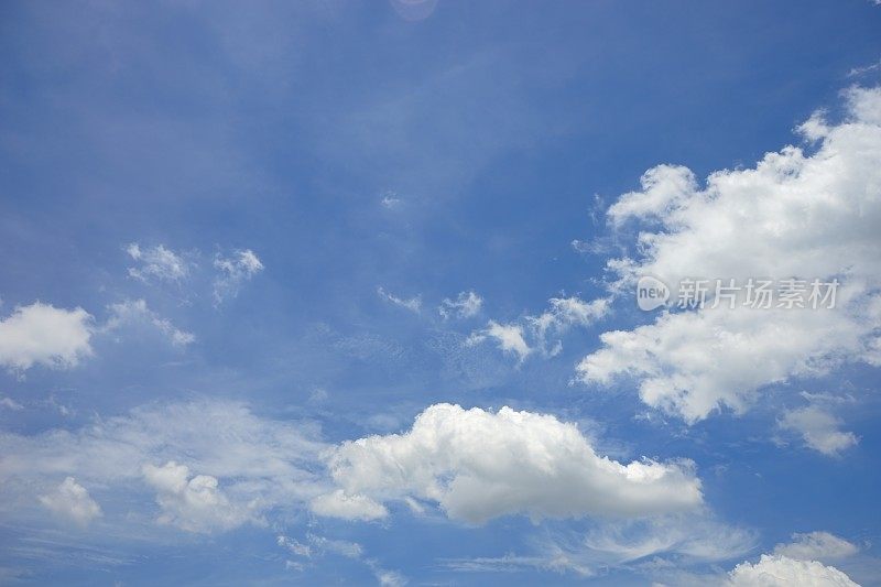 白热的太阳照在浅蓝色的天空上