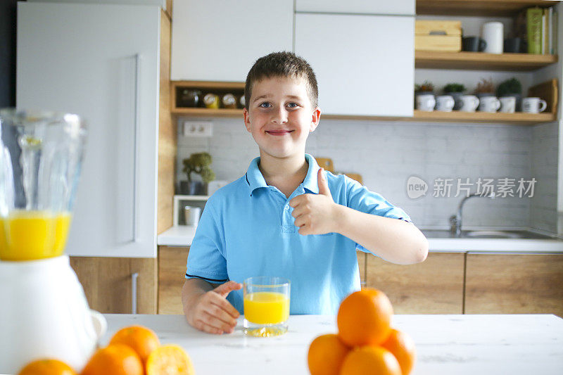 喝新鲜橙汁的男孩