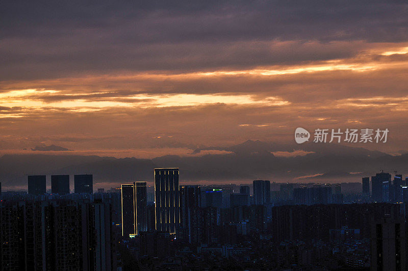 城市天际线在日出，成都，中国