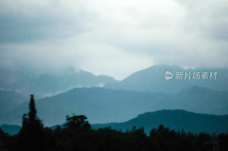 成都龙泉山脉日出时的美丽云景