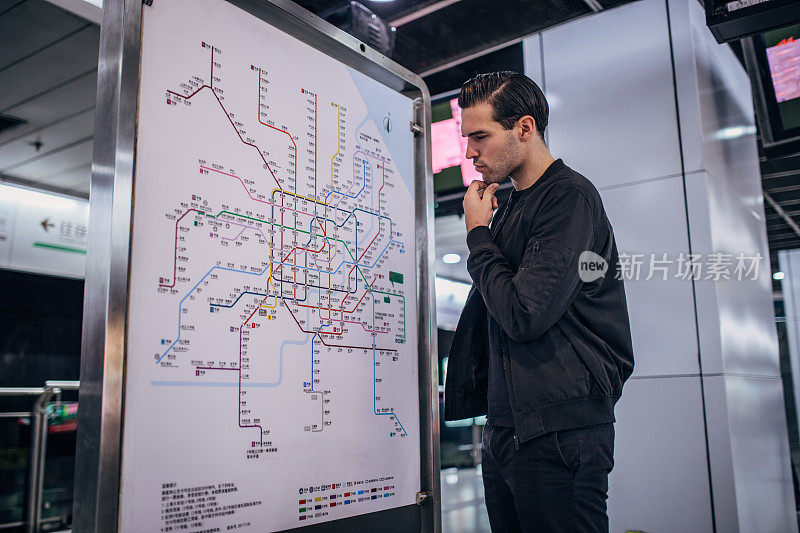 一个人在看地铁地图