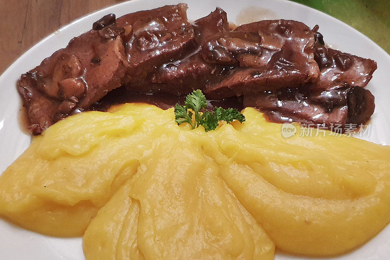 烤牛肉配土豆泥