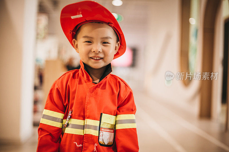 蹒跚学步的孩子穿着消防服