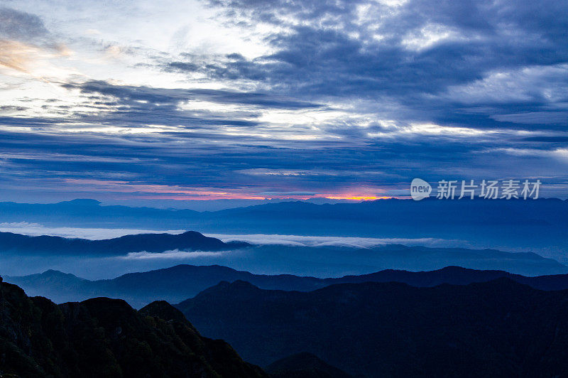 山梨县南阿尔卑斯基塔山的日落