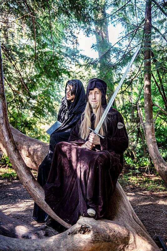 朋友们穿着长袍，扮成骑士和魔术师在树林里嬉戏