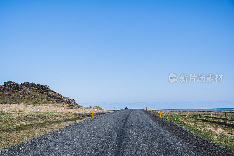 冰岛空无一人的道路。