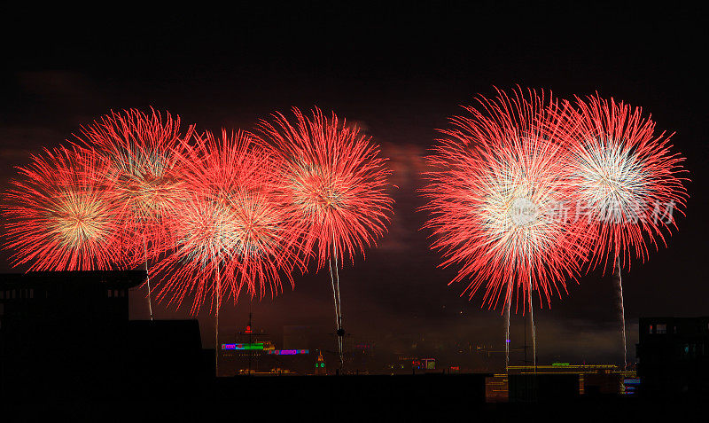 夜空焰火表演，庆祝新年的到来