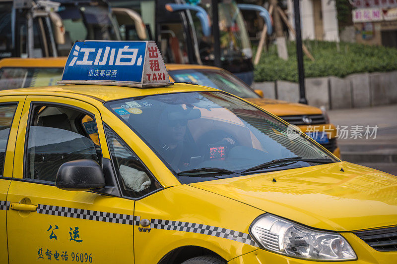 重庆街头的黄色出租车
