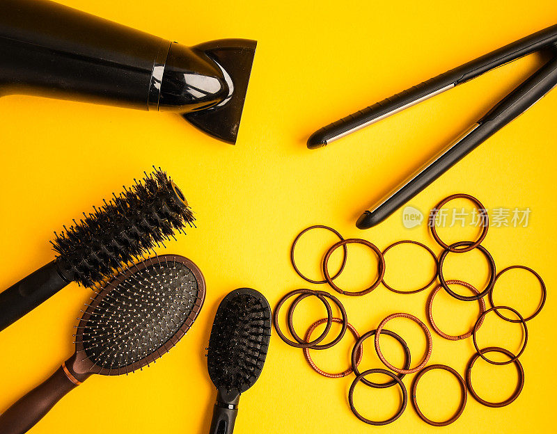 专业的美发师工具在黄色背景与复制空间，俯视图