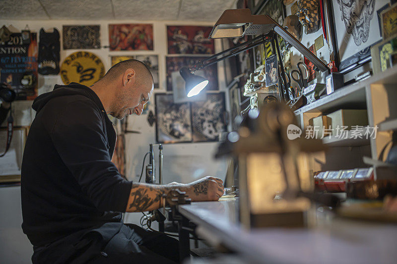纹身艺术家在他的工作室工作