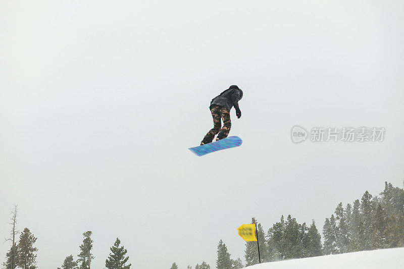 在科罗拉多州落基山脉的滑雪度假村小镇滑雪和单板滑雪活动