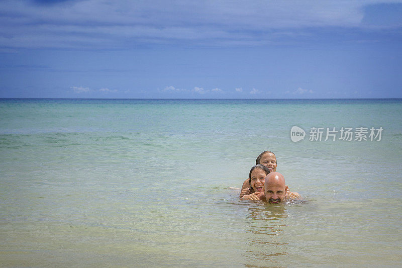 父亲和女儿在海边玩