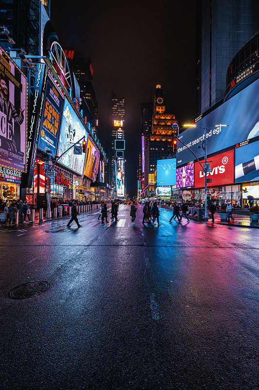 雨夜的纽约时代广场