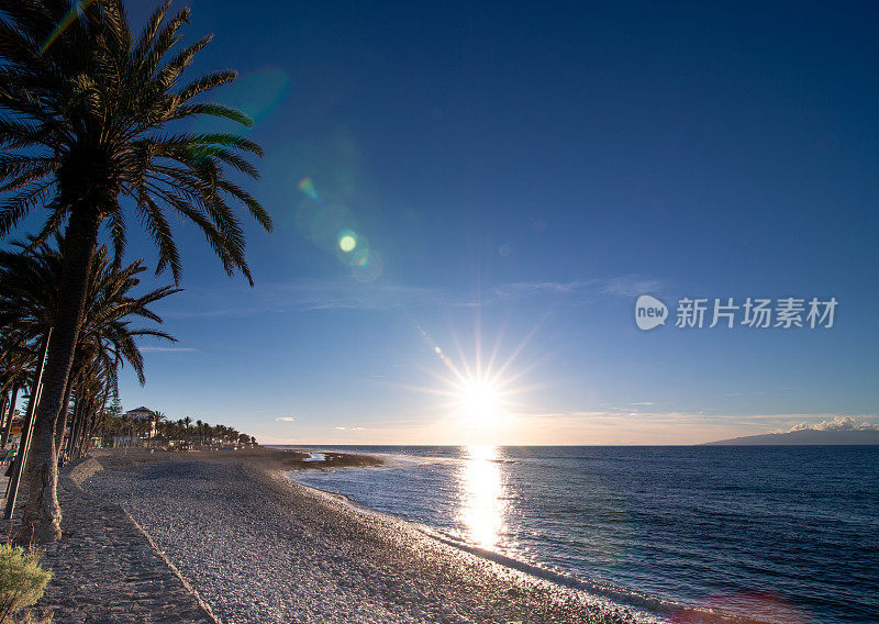 放松水平视野的地平线在黄昏在海滩上的普拉亚德拉斯美洲在加那利岛特内里费，西班牙-股票照片