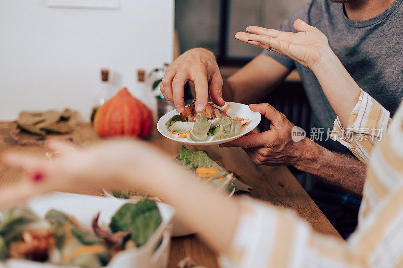 这对素食夫妇堆肥的特写