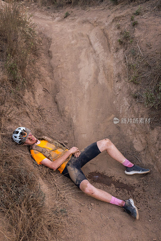 十几岁的男孩在骑山地自行车时撞坏了