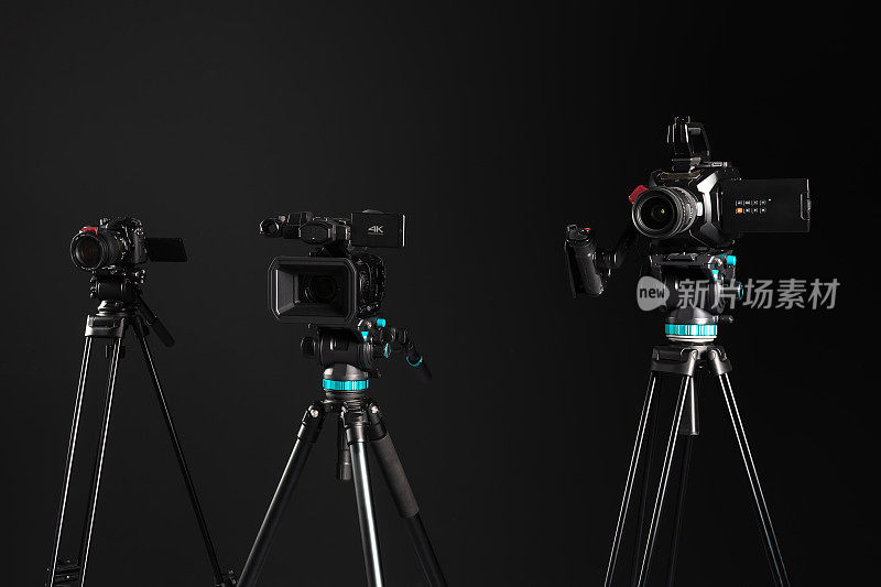 三种不同类型的视频电影摄影相机的黑色背景