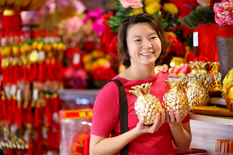 中国新年:购买装饰品和装饰品