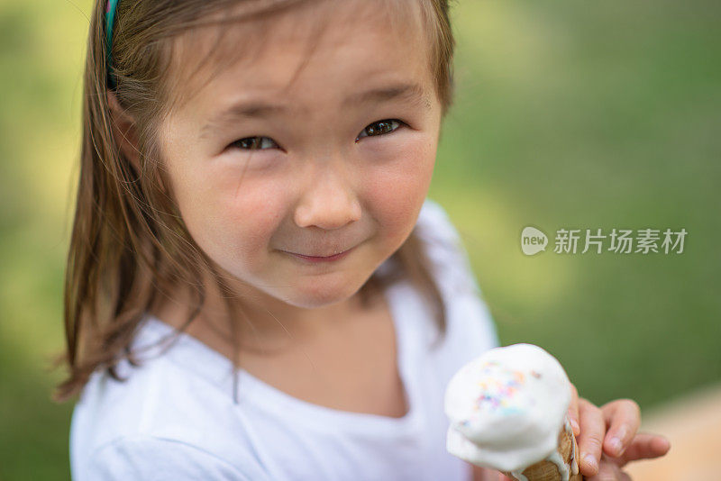 年轻的亚洲女孩与冰淇淋库存照片