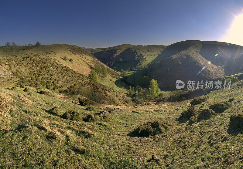 一般的路径步行小径滚动的景观步行徒步旅行漫步徒步旅行健身锻炼英国中部英国阳光茂盛的绿色农田农田