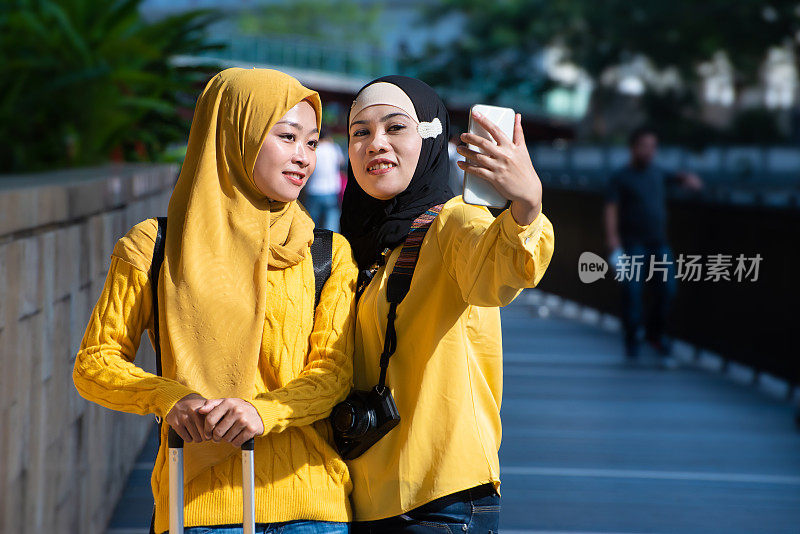 两位年轻的穆斯林游客喜欢自拍