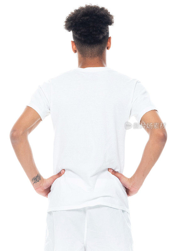 非裔美国男性穿着t恤站在白色背景前