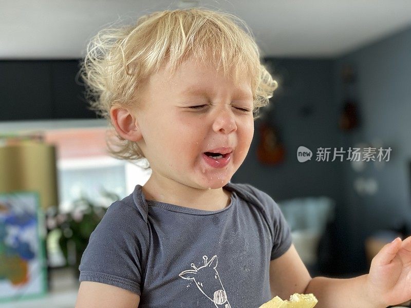 幼童品尝酸柠檬