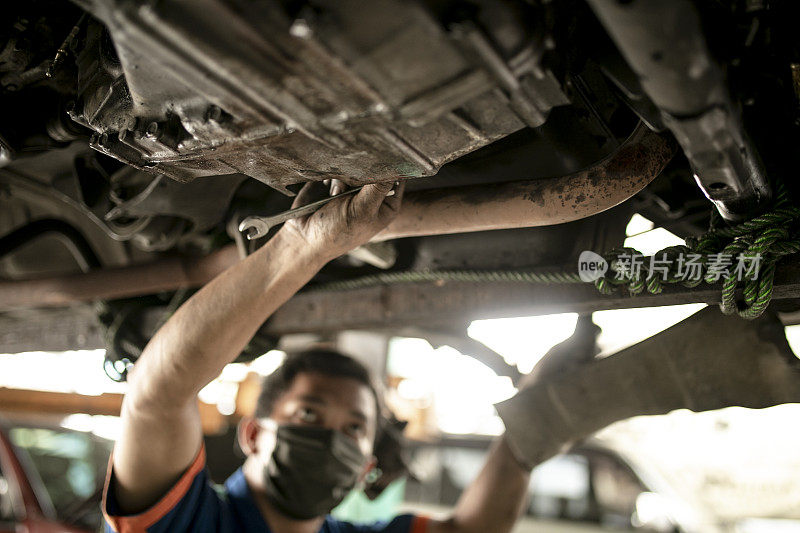 汽车技师在车库里检查汽车