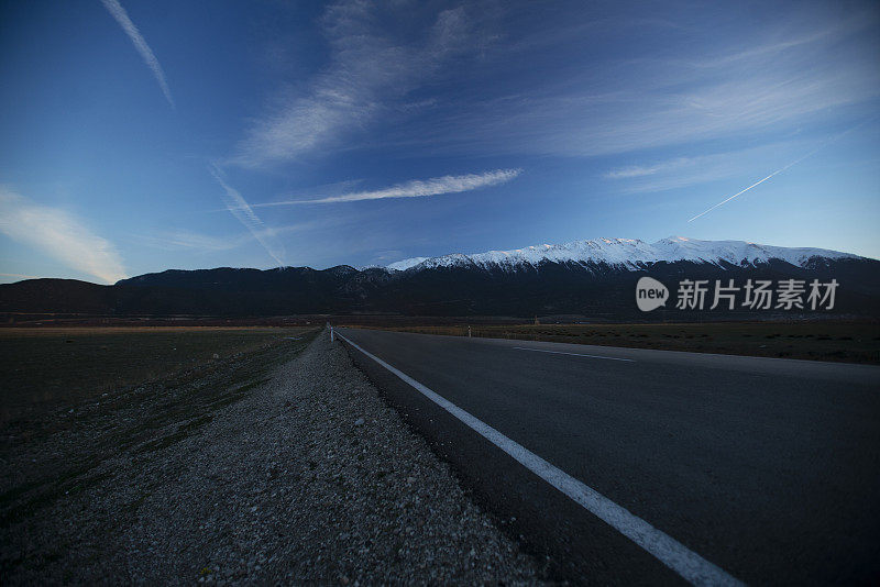 新路上空的夜晚