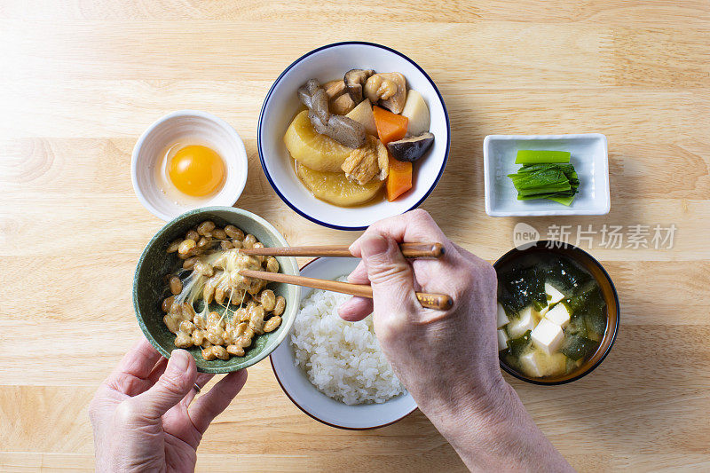 日本料理，煮蔬菜，纳豆，味增汤，生鸡蛋