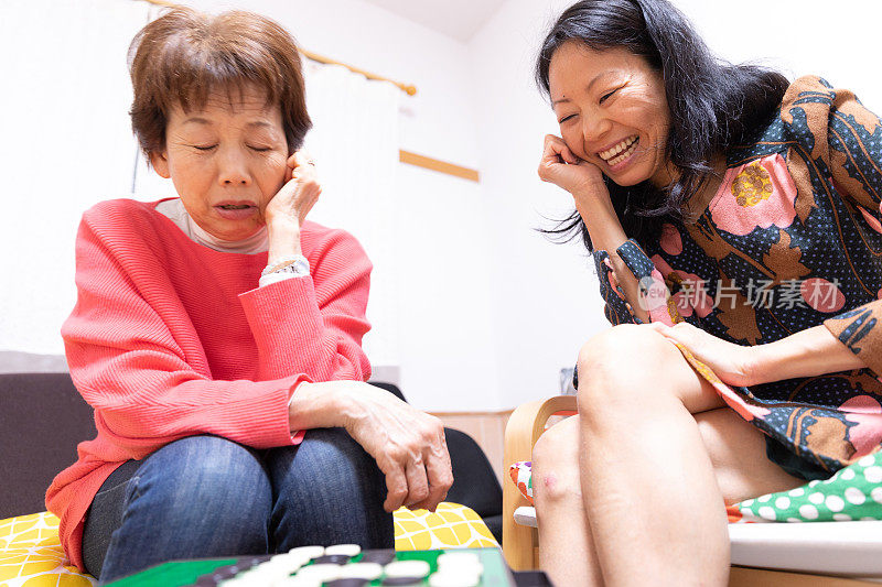 妈妈和女儿在玩棋盘游戏