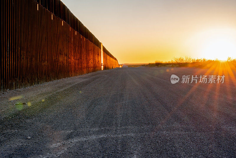 美国德克萨斯州埃尔帕索市和新墨西哥州哥伦布市之间的国际边境墙