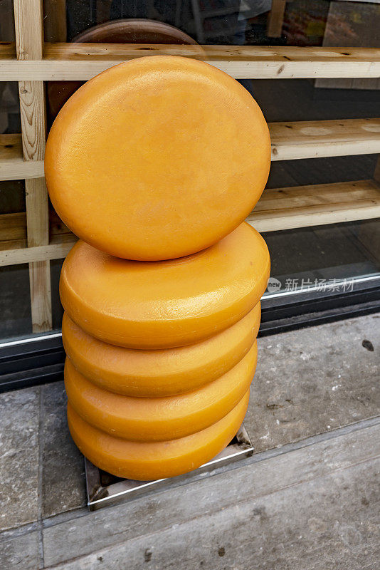 阿姆斯特丹的一个摊位上的荷兰奶酪。