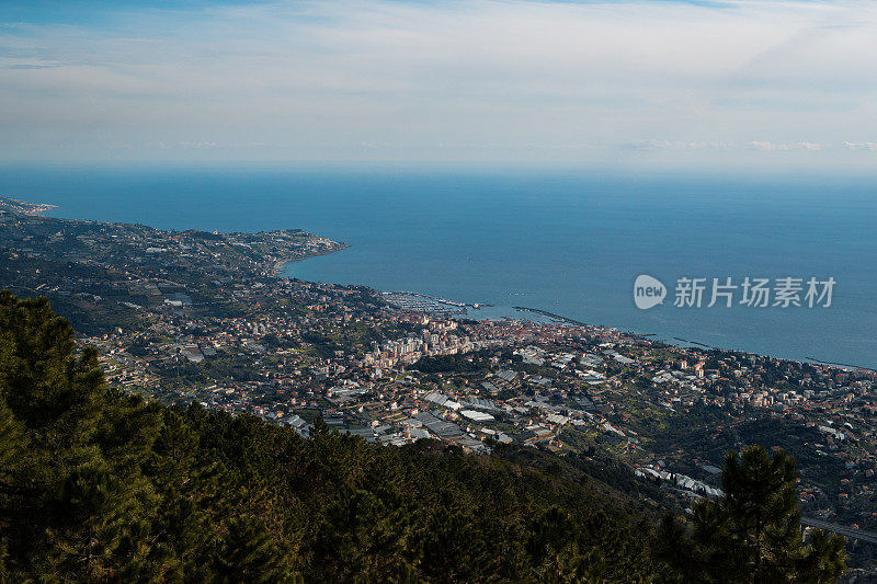 俯瞰大海，意大利圣雷莫的广阔景观