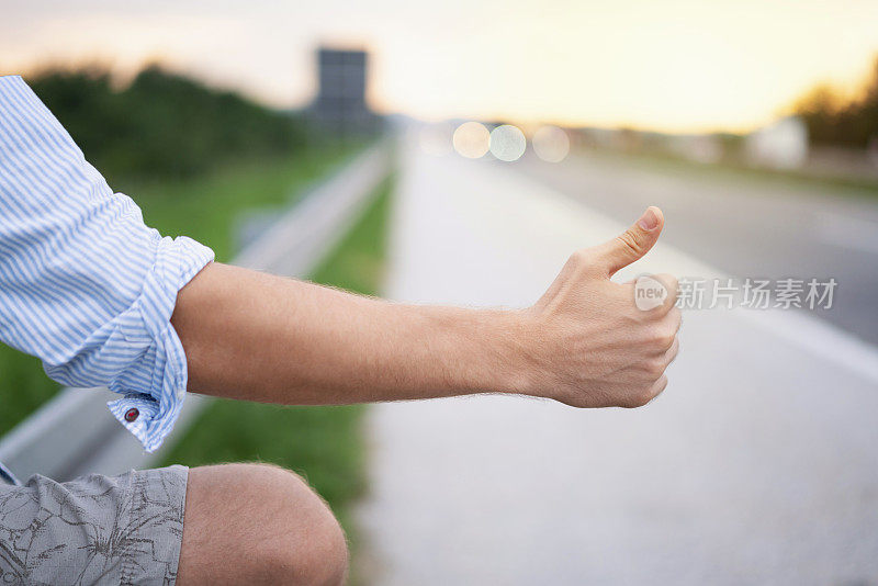 男性举手示意搭便车