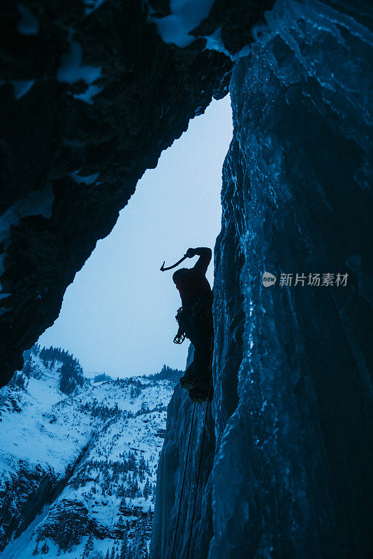 冬季暴风雪中，一名登山者在科罗拉多州的乌雷市攀岩