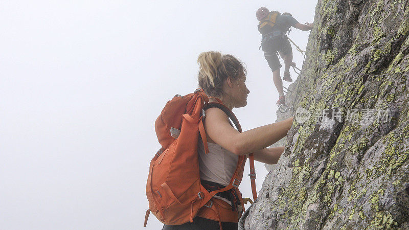 登山者爬上费拉塔大道