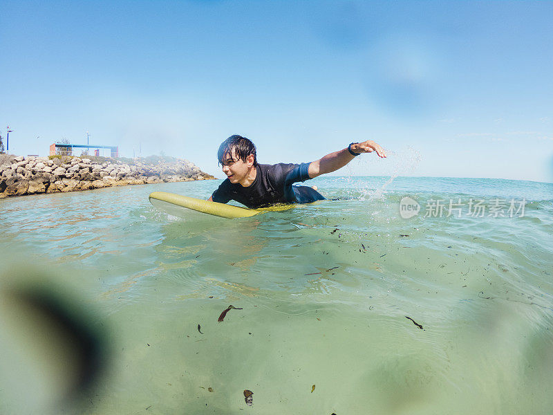 划桨迎浪