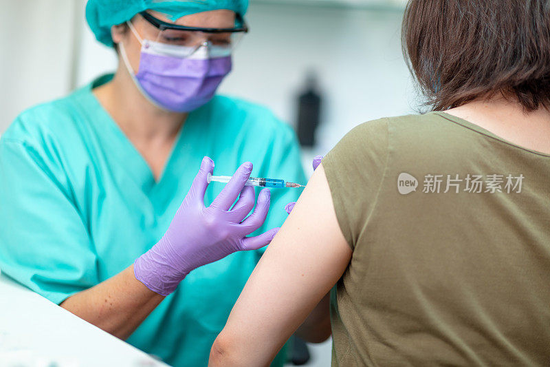 女医生穿着防护服注射流感疫苗