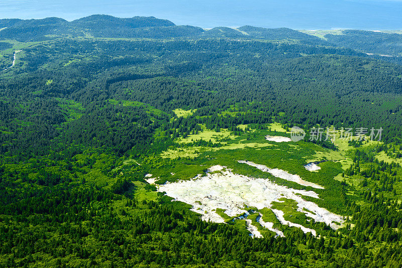 火山在火山坡上形成喷气口，天空湛蓝