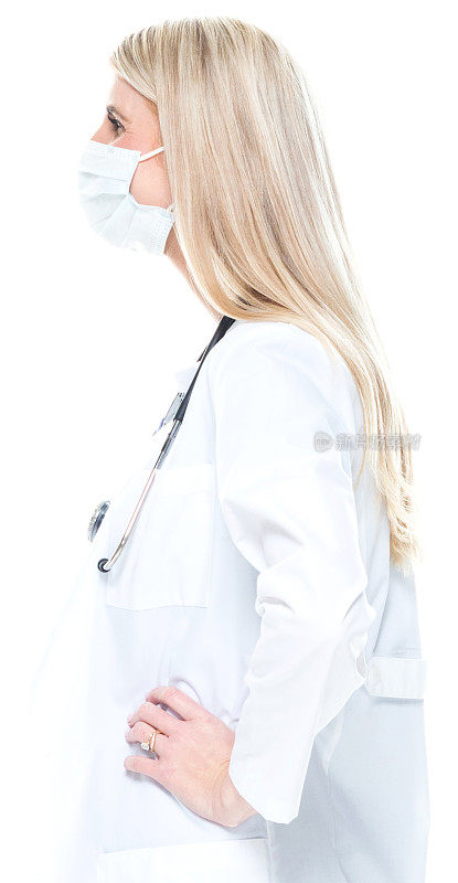 白种人女医生穿着白大褂站在白色背景前